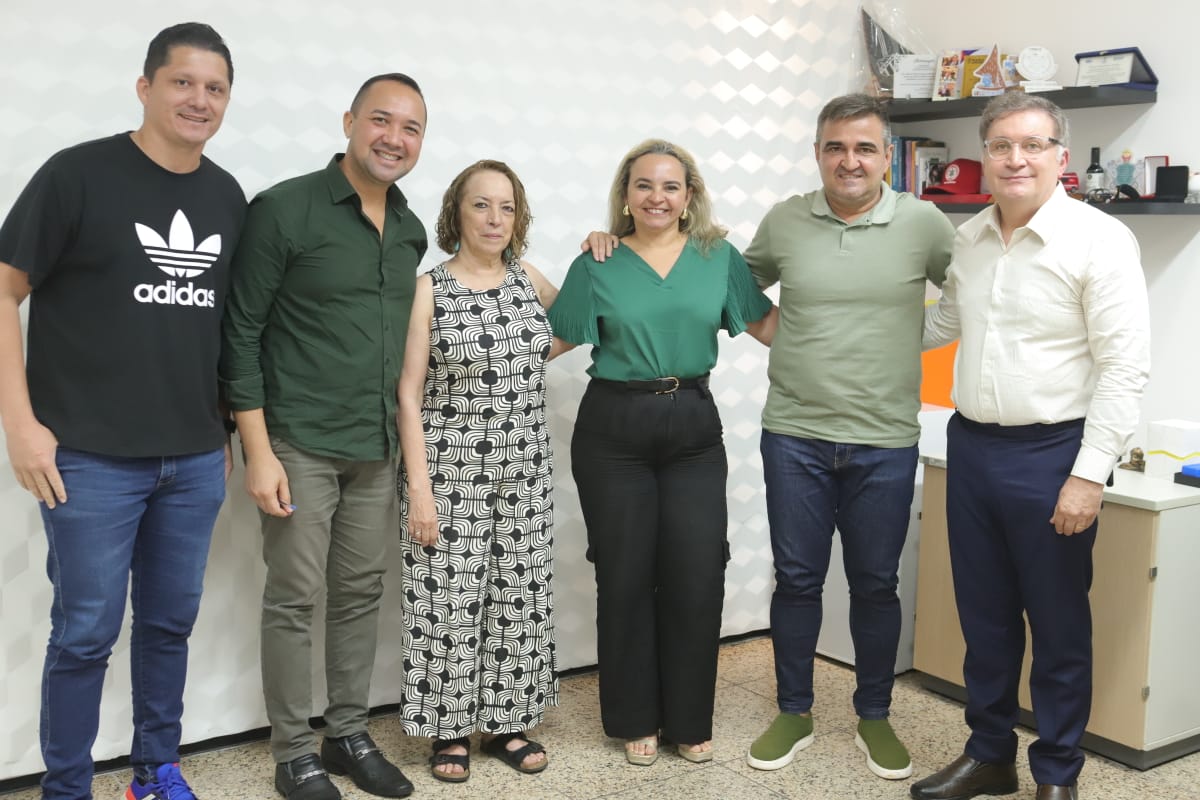 grupo de pessoas posa para a foto